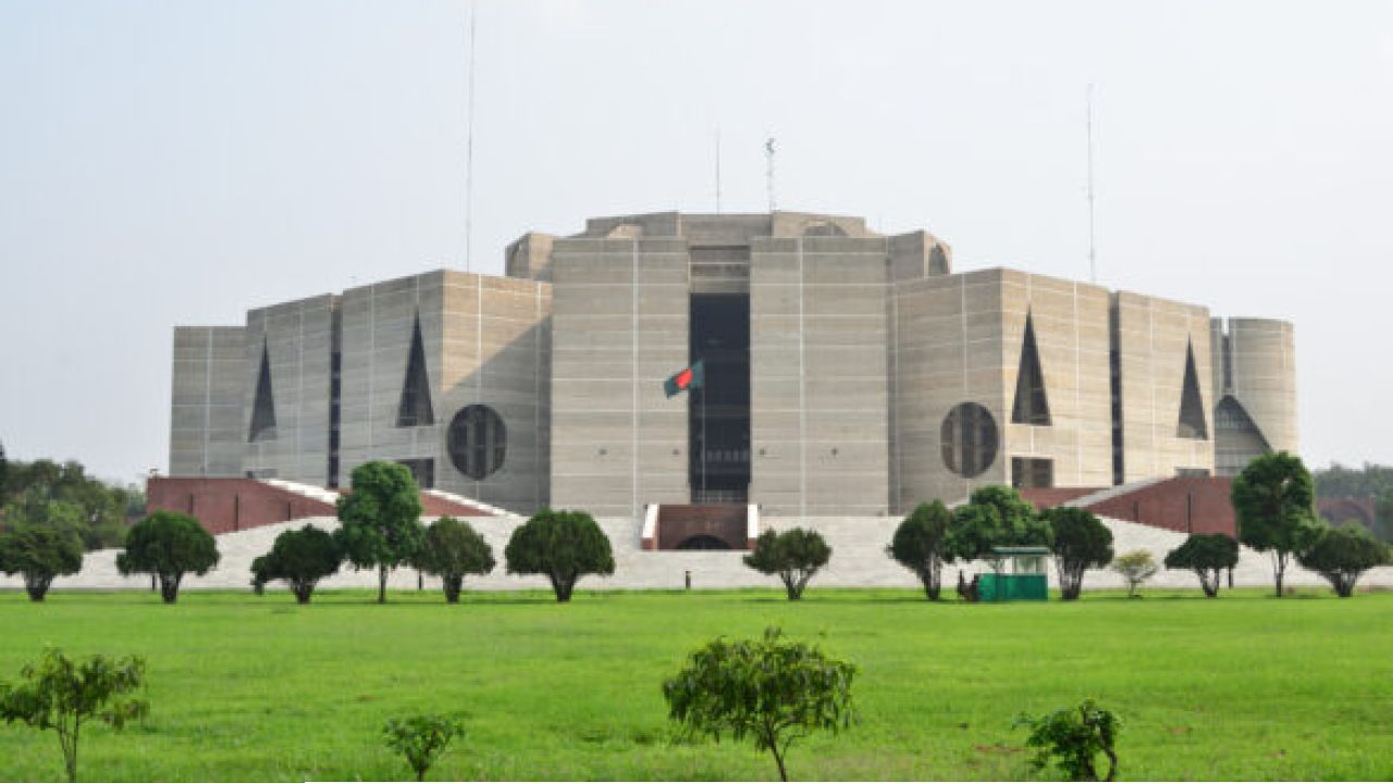 সংসদ নেই, স্পিকার নেই; নতুন সরকারের শপথ কে পড়াবেন?