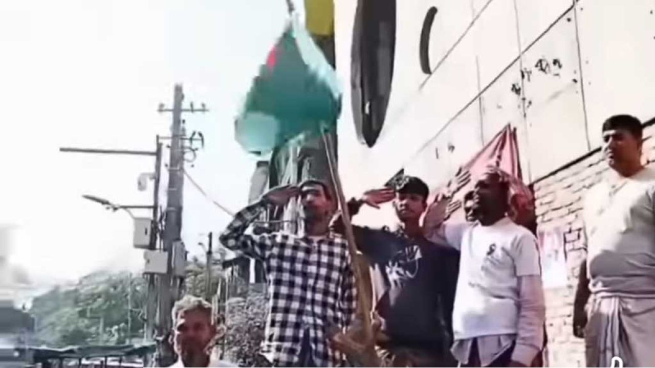 আওয়ামী লীগ অফিসের সামনে জাতীয় পতাকা উড়িয়ে বঙ্গবন্ধুকে সালাম
