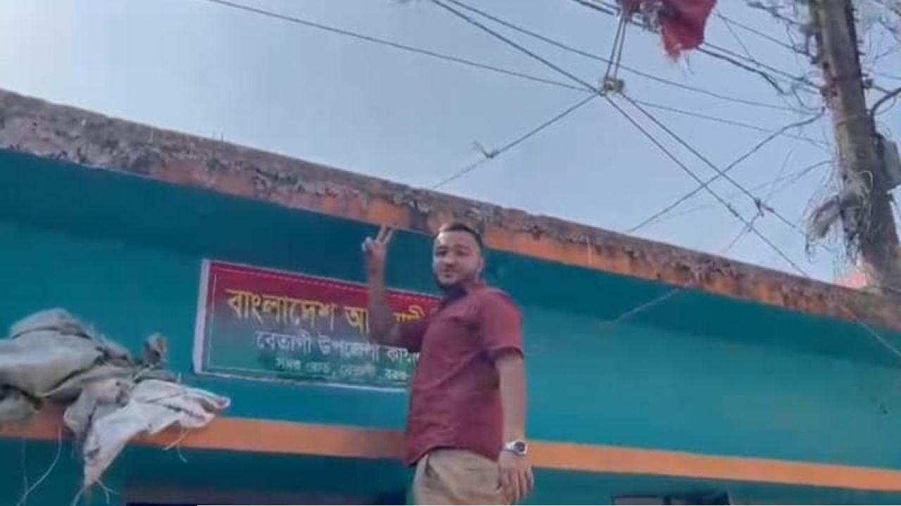 বরগুনায় তালা ভেঙে আ’লীগ কার্যালয়ে নেতাকর্মীরা, টাঙালেন বঙ্গবন্ধু ও শেখ হাসিনার ছবি