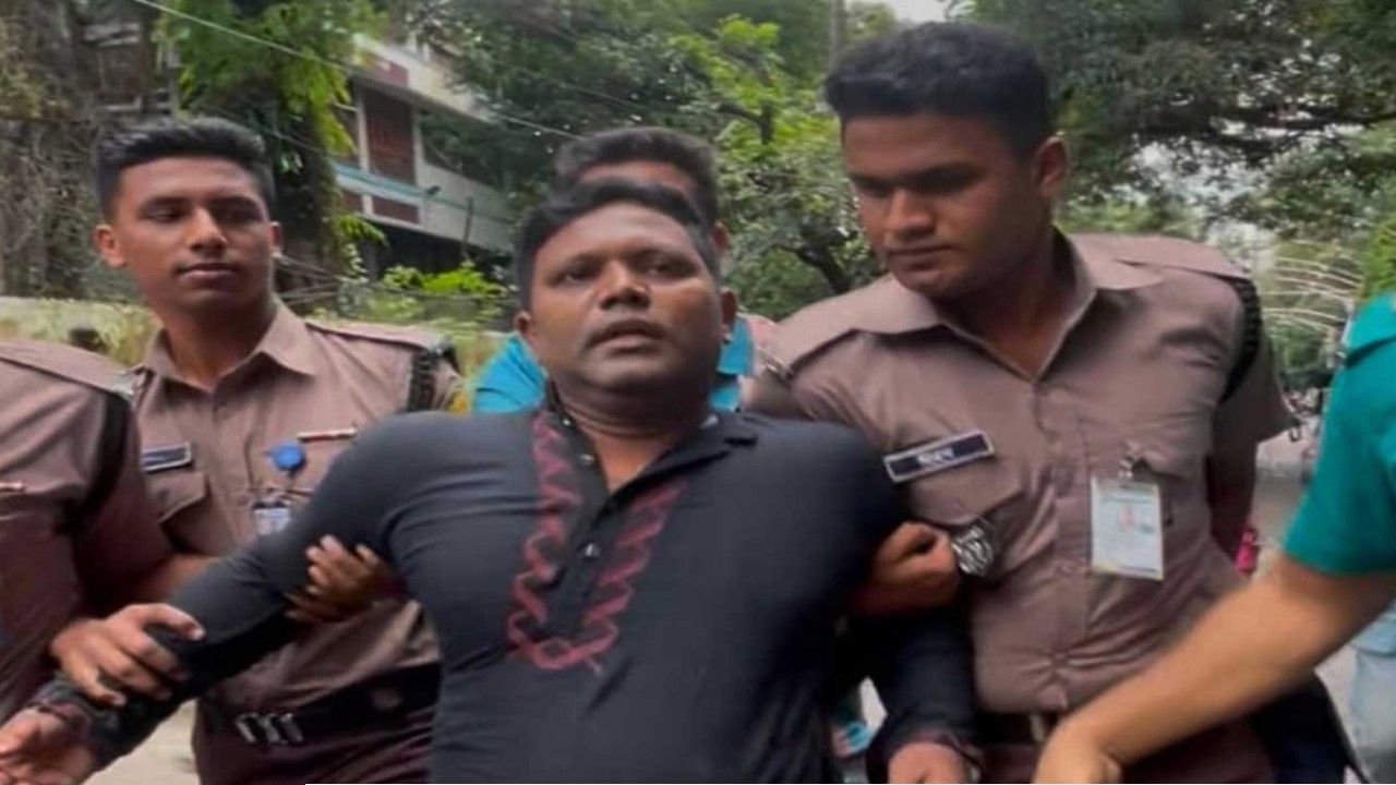 ধানমন্ডি ৩২ নম্বরে ফুল দিতে এসে যুবলীগ কর্মী আটক