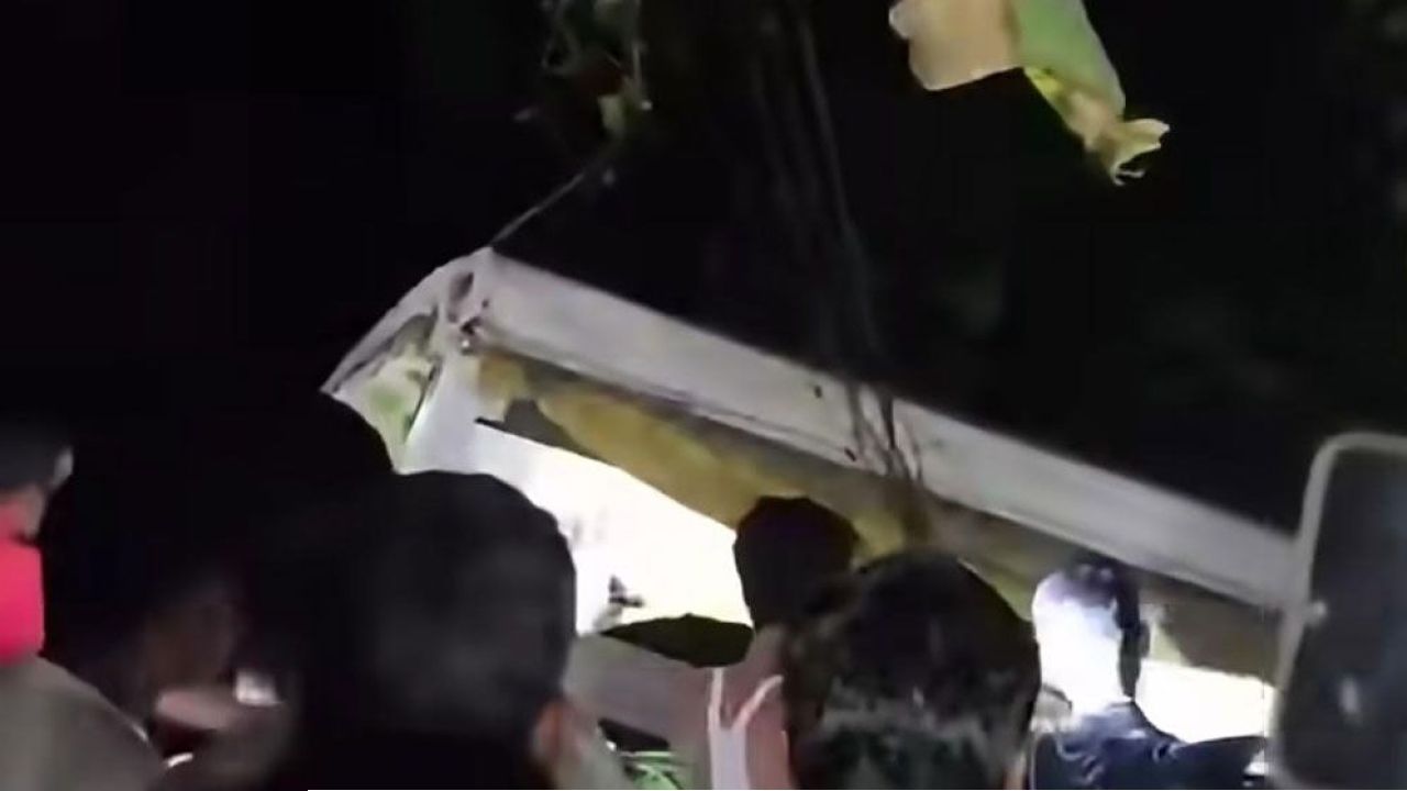 কালিহাতীতে ট্রেনের ধাক্কায় লেগুনা চালক নিহত